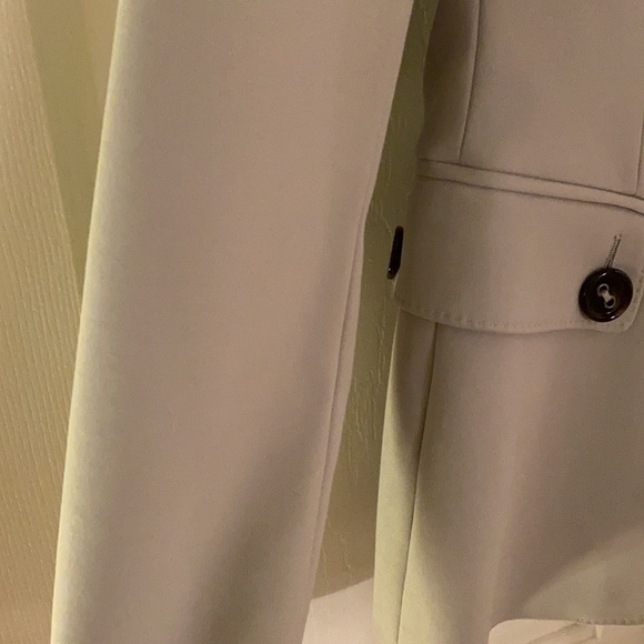 Falls squarely between grey and taupe - Picture 8 of 8